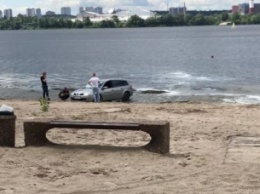 В Киеве водитель устроил тест-драйв авто - все закончилось "парковкой" в воде, фото