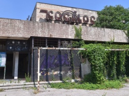 Заброшенный кинотеатр в Запорожье отпугивает туристов и привлекает бездомных - фото
