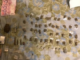 В Киеве полицейские задержали наркоторговку, которая хранила дома оружие и взрывчатку. Фото
