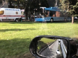 На центральной магистрали Днепра водителю троллейбуса стало плохо во время движения