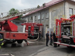 В Запорожье с пожаром в общежитии боролись десятки спасателей - фото
