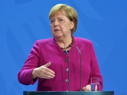 Меркель в Брюсселе напомнила евродепутатам об угрозах фейков и популизма