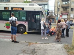 В Запорожье троллейбус сбил женщину на пешеходном переходе (ФОТО, ВИДЕО)