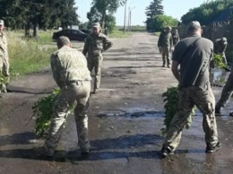 В Луцке к визиту Зеленского солдаты вычерпывали воду из луж