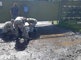 В Луцке военных заставили выгребать воду из луж перед приездом Зеленского - СМИ (фото, видео)