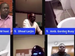 Африканский дипломат во время видеоконференции сходил в туалет в прямом эфире