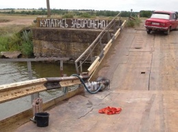 Затопленный фурами мост через Ингулец пытаются вернуть в рабочее состояние (фото)