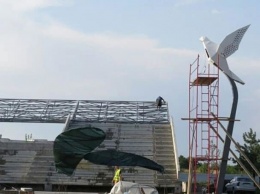На площади в Мариуполе установили гигантского голубя,- ФОТО