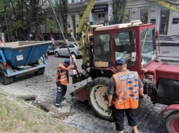 В центра Днепра чистят и заменяют ливневки, - ФОТО