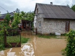 Пострадавшим от наводнения на Прикарпатье начали начислять помощь