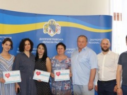 В Днепропетровском областном совете медикам вручили сертификаты на отдых