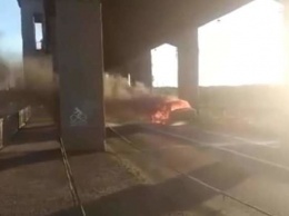 В Запорожье на мосту Преображенского загорелось авто - движение перекрыли, - ВИДЕО