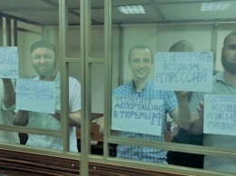 "Наш народ - они не террористы": в РФ фигуранты "дела Хизб ут-Тахрир" устроили протест в суде через новые задержания крымских татар