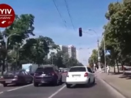 В Киеве водитель рванул на красный - и это едва не стоило жизни пешеходу, видео