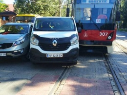 Тройное ДТП на проспекте Металлургов: столкнулись автомобиль, микроавтобус и трамвай, - ФОТО