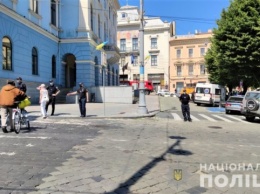 В Черновцах эвакуируют людей из мэрии - ищут взрывчатку