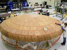NASA собрало тепловой щит для первого пилотируемого «лунного» корабля Orion