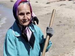 75-летняя бабушка пытается спасти Азовский курорт от нашествия медуз (ФОТО)