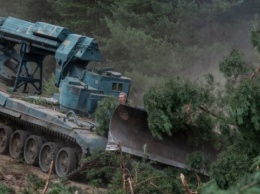 Военная техника ООС делает в лесу "границы", чтобы остановить огонь на Луганщине