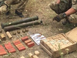 Гранатометы, взрывчатка и мина: на Луганщине обнаружили тайник боевиков
