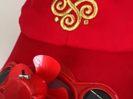 На Херсонщине тестируют локальный сувенир - кепку с вентилятором