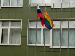 В Петербурге руководство школы обратилось в полицию из-за ЛГБТ-флага