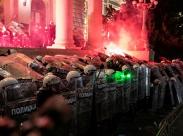 Протесты в Сербии: группа протестующих прорвалась в парламент