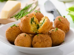 Рецепт дня: картофельные фрикадельки с сырной начинкой