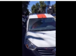 В Днепре водитель "Новой Почты" припарковался посреди центрального проспекта: видео