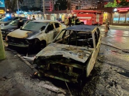 Четыре авто вспыхнули ночью в Киеве, появились фото