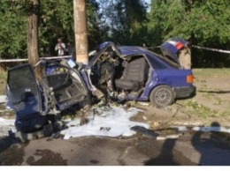 На Днепропетровщине автомобиль Audi врезался в столб: водитель погиб на месте (фото, видео)