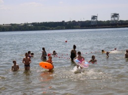 Запорожцам не рекомендуют купаться на городских пляжах