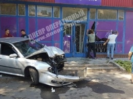 В Днепре на улице Каруны автомобиль Skoda врезался в здание представительства Автолюкс: подробности и фото