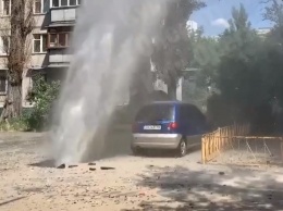 В Киеве прорвало трубу: струей воды выбиты окна