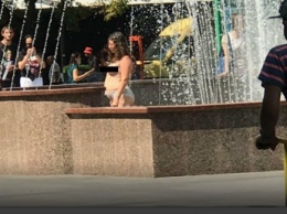 Под Полтавой голая женщина устроила "шоу" в фонтане