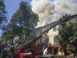 В центре Одессы горит жилой дом (ВИДЕО)