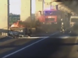 Вчера на Запорожском мосту вспыхнул автомобиль(ВИДЕО)