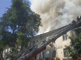 В Одессе горел дом: спасатель едва не погиб, момент попал на ВИДЕО