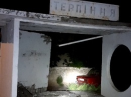 Под Мелитополем водитель на ВАЗе разгромил кирпичную остановку (фото)