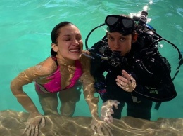 Белла Хадид показала, как снималась под водой