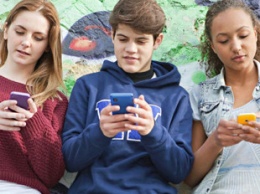Ученые выяснили, как электромагнитное излучение смартфонов влияет на мозг подростков