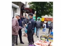 В Черновцах "копы" заломили пенсионеру руки посреди улицы - это видео визвало скандал
