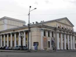 В Днепровском академическом театре драмы и комедии отремонтировали крышу