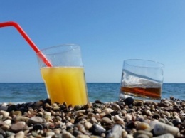 Какими напитками не стоит увлекаться летом? Развеиваем мифы