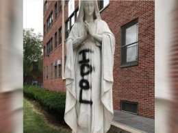 В США протестующие начали уродовать статуи Богородицы и поджигать церкви
