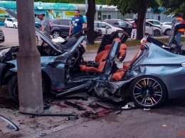 В Днепре на Набережной Победы BMW влетел в столб: водитель погиб на месте