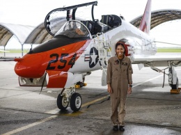 Во флоте США появится первая темнокожая женщина-пилот (фото)