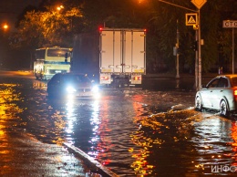 Тонущие машины, реки на дорогах и потопы в подъездах: в Днепре прошел дождь