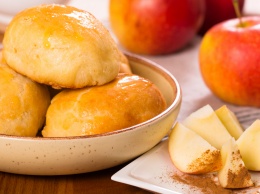 Домашний шеф: как приготовить булочки с яблоками на скорую руку
