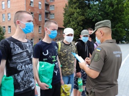 Только добровольцы: харьковские гвардейцы встретили призывников с Западной Украины (видео)
